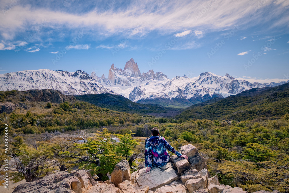Fototapeta premium Man sitting on the point view overlooking Mount Fitz Roy