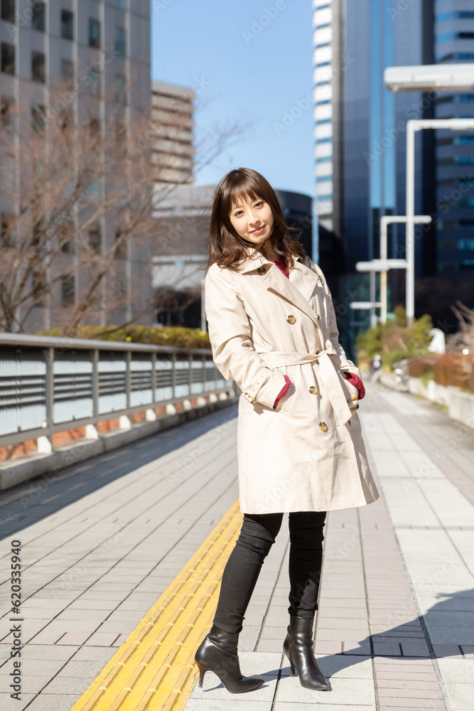 Obraz premium トレンチコートの女性