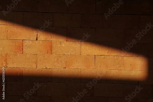 sombra em parede com tijolos rústica 