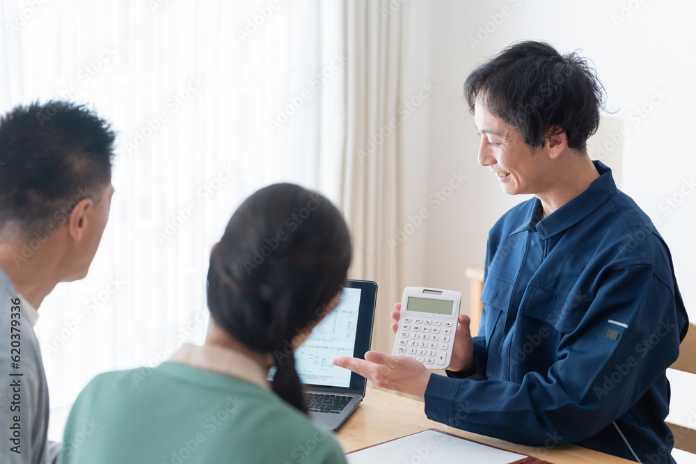 Fototapeta premium 営業マンとシニア夫婦