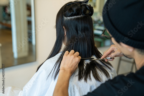 美容院でヘアカットする女性