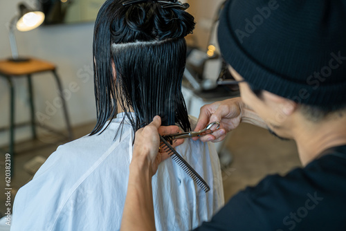 Tapety artystyczne 美容院でヘアカットする女性