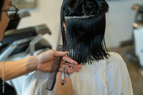 Tapety artystyczne 美容院でヘアカットする女性