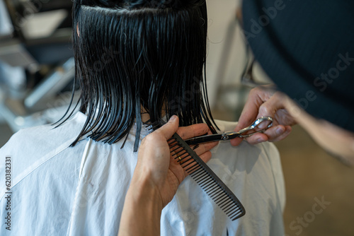 Tapety artystyczne 美容院でヘアカットする女性