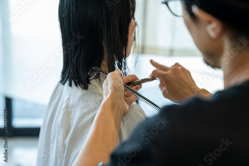 Tapety artystyczne 美容院でヘアカットする女性