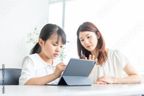 タブレット学習する女の子と講師　tablet learning  © 健二 中村