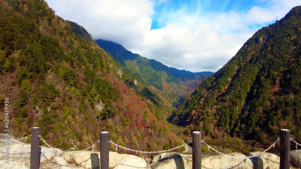 長野県高瀬ダム湖付近の紅葉した山々を歩きながらPOVショット 七倉岳と唐沢岳 4K 2022年10月30日 長野県高瀬ダム湖付近の紅葉した山々を歩きながらPOVショット 七倉岳と唐沢岳 4K 2022年10月30日