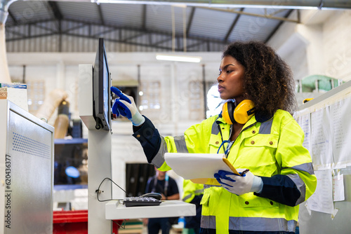 Quadro em tela staff woman worker work operate cutting machine