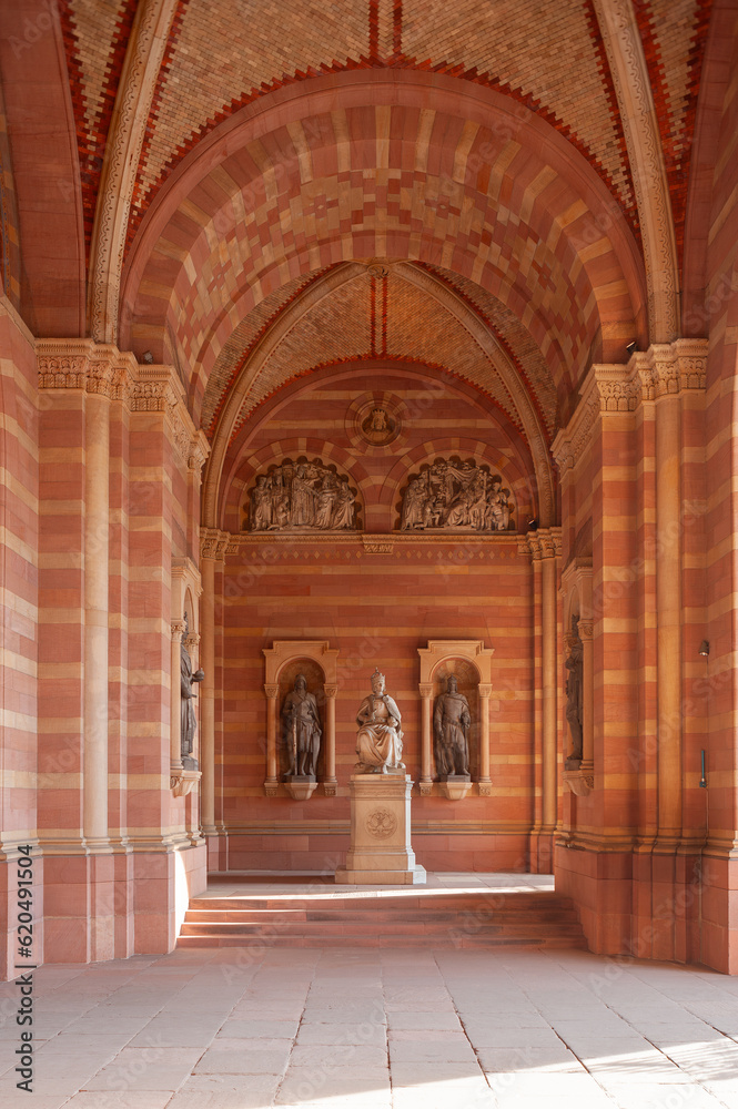 Vorhalle des Speyerer Doms in Speyer mit dem Kenotaph für Rudolf von Habsburg. Region Pfalz im Bundesland Rheinland-Pfalz im Deutschland