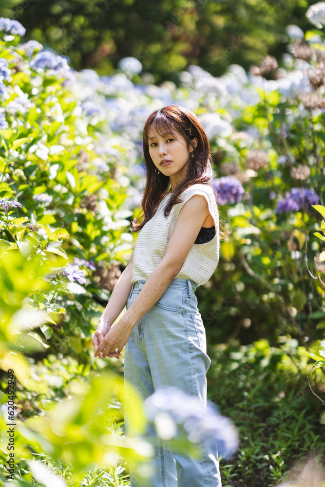 紫陽花と女性 紫陽花と女性