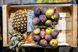 Feigen und Ananas - Früchteangebot auf einem Markt in Griechenland