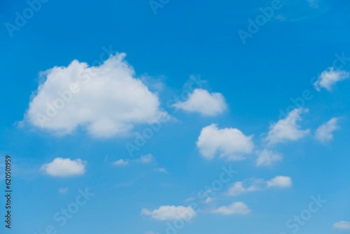 爽やかな青空に浮かぶちぎれ雲 空の背景
