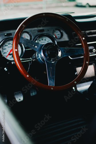 Descubra a beleza do lendário Ford Mustang Eleanor GT 500! Fotografias incríveis capturam sua potência e elegância. Perfeito para entusiastas de carros!