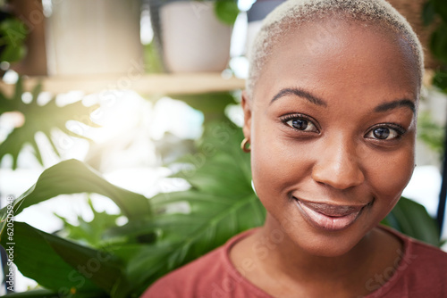 Foto Portrait, plant and flare with a black woman gardener in her home for sustainability or green growth