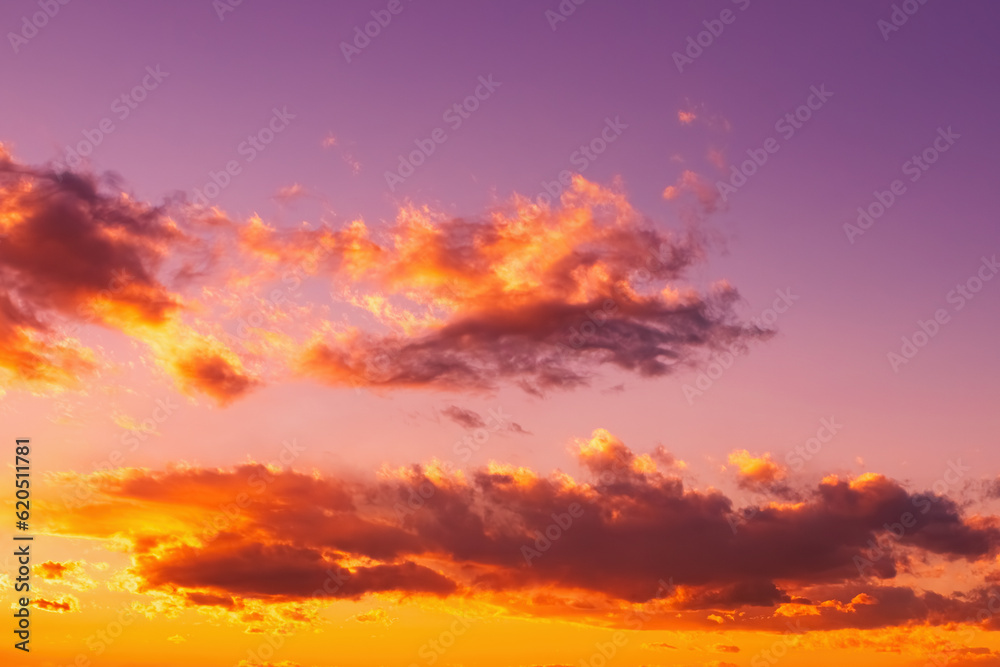 夕暮れの空に雲が躍動する画像