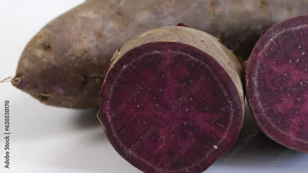 patate douce violette isolé en gros plan