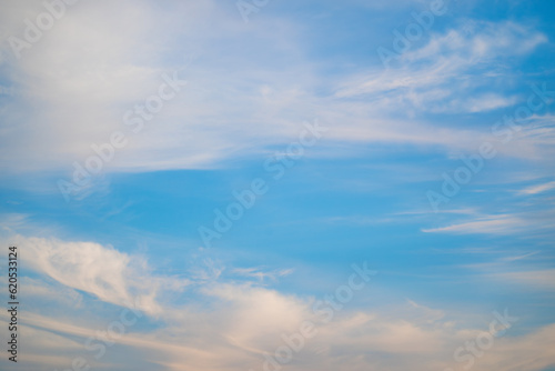 夕暮れ時のまだ少し空が明るいときの青空の景色