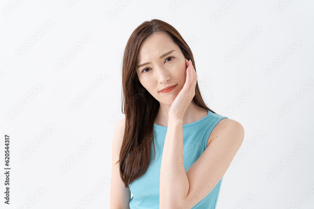 ほうれいせんを気にする女性 ほうれいせんを気にする女性