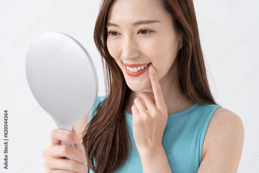 歯並びを気にする日本人女性 歯並びを気にする日本人女性