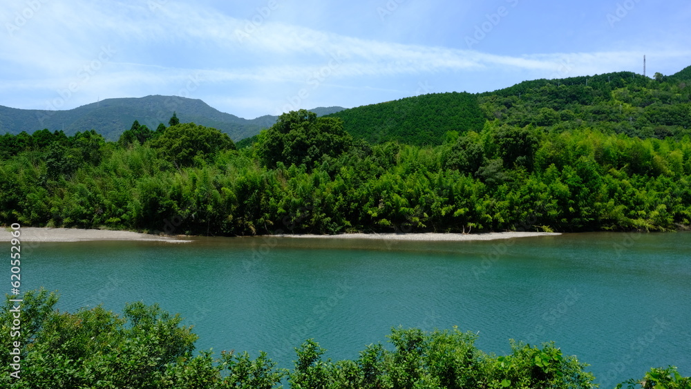 川と山と空の風景