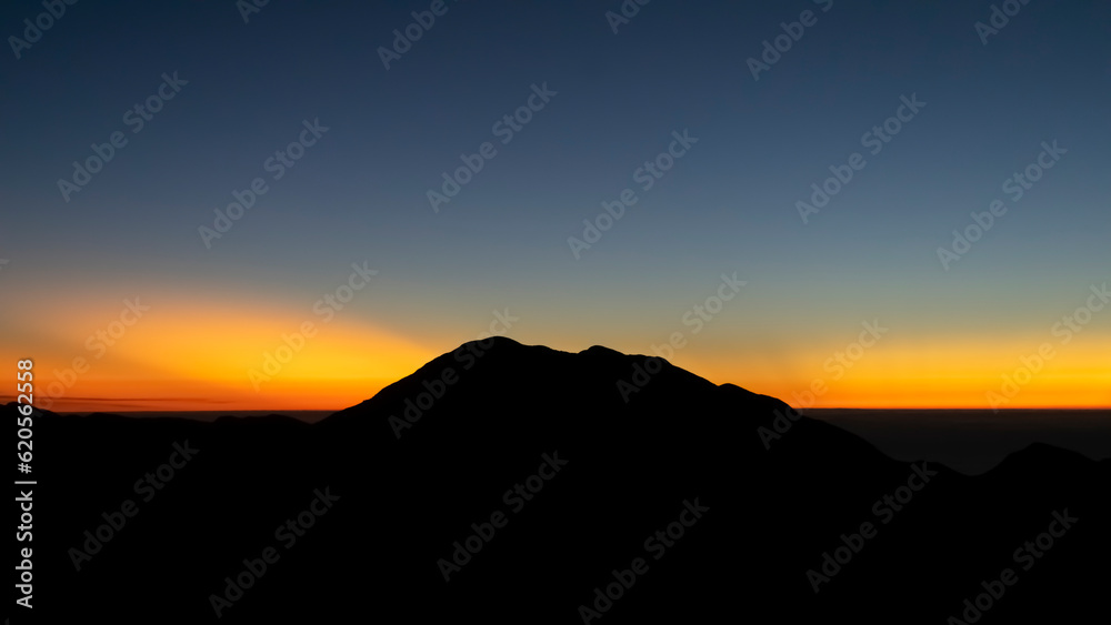 amanecer en las montañas