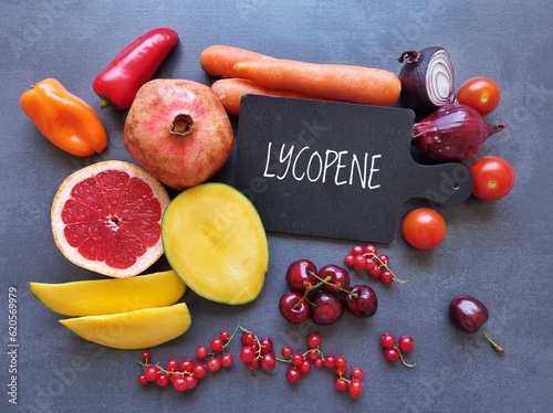 Bild auf Leinwand Foods rich in lycopene with text Lycopene