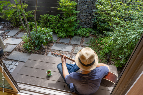 小さな庭でギターを弾く  趣味で寛ぐ時間　playing the guitar at the small garden