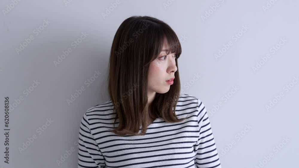 デニムスカートを履いた女性 デニムスカートを履いた女性
