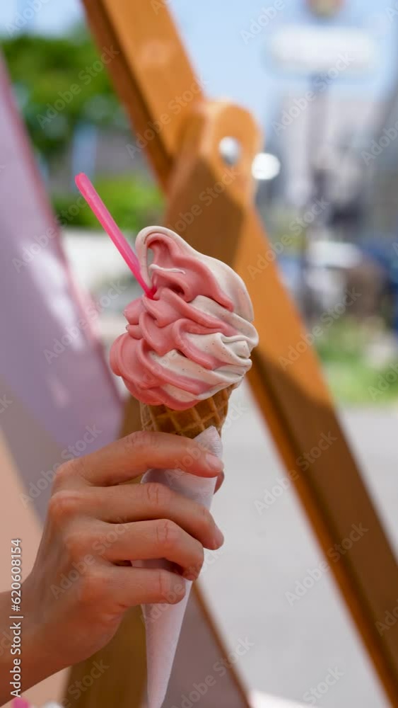 Une glace dans la main d'une femme