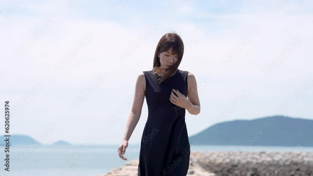 海を散策する女性 海を散策する女性