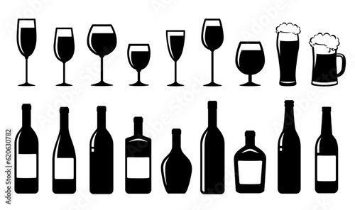 Foto Set of alcohol bottles and wine, beer, cognac, brandy glasses and goblet