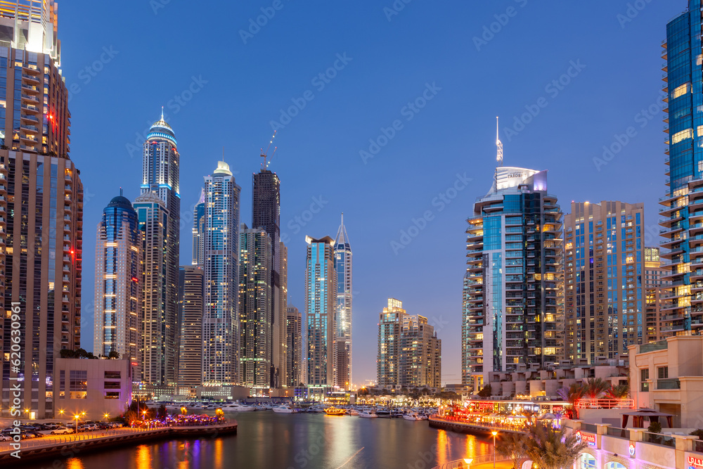 Obraz premium Skyline of modern high-rise buildings at Dubai Marina, UAE.