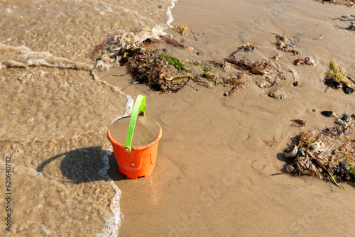 Obraz na plátně Plastic beach bucket forgotten on the beach