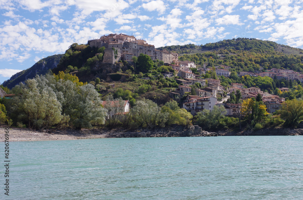 Abruzzo : Glimpse of the charming tourist village of Barrea overlooking the lake of the same name.