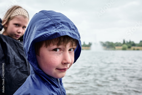 portrait d'un garcon de 7 ans en été en exterieur photo