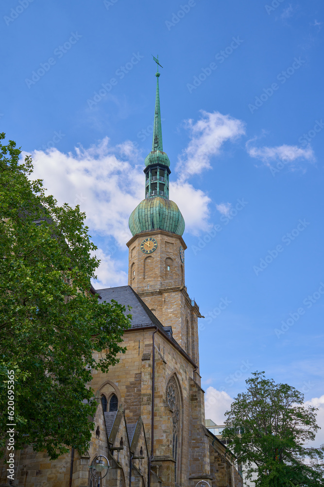 Obraz premium The protestant St Reinoldi Church in Dortmund, Germany. It is located in the center of the city. 