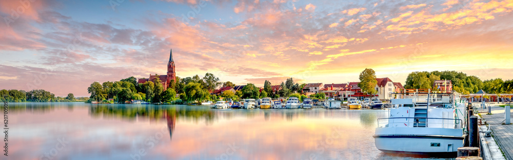 Fototapeta premium Altstadt und See, Röbel an der Müritz, Deutschland