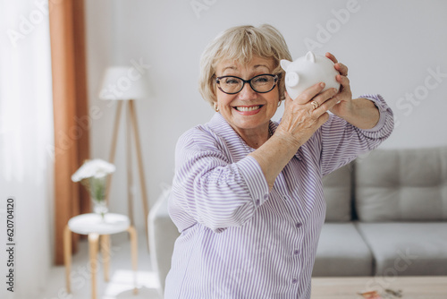Cuadro en lienzo savings, money, annuity insurance, retirement and people concept - smiling senio