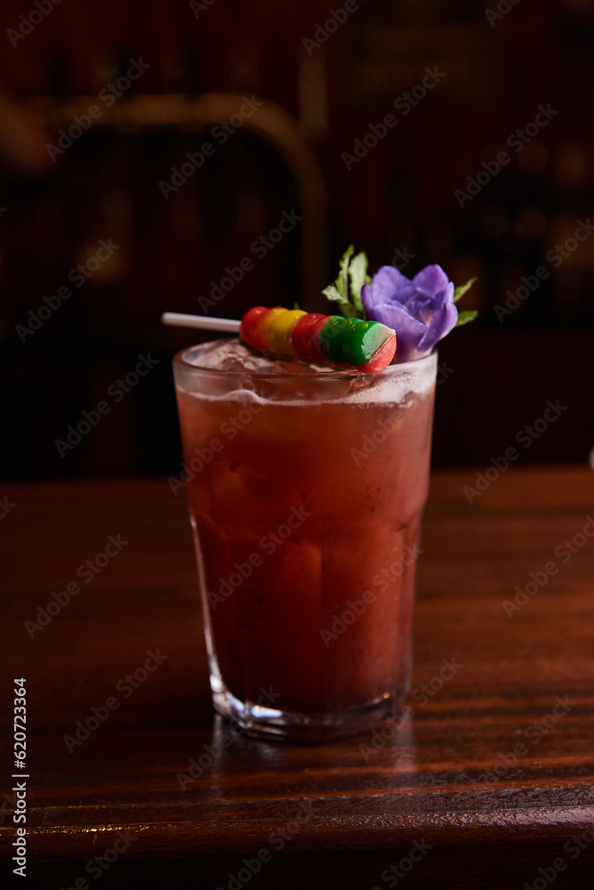 Bebidas, tragos y cocteles en proceso de preparacion y listos para consumir. Foto Producto Bebidas, tragos y cocteles en proceso de preparacion y listos para consumir. Foto Producto