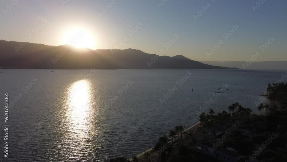 Por do sol no litoral do Brasil com vista para o mar