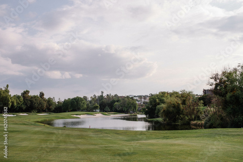 Campo de golf con lago artificial 
