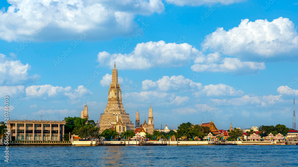 Wide panorama of Wat Arun temple at daytime.