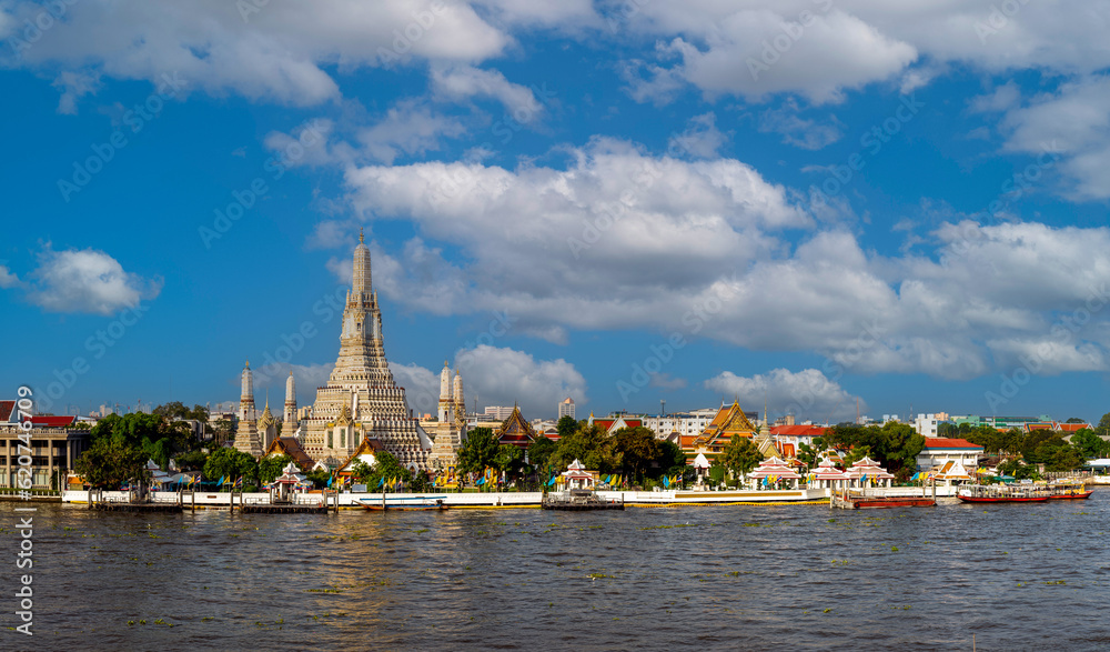 Naklejka premium Wide panorama of Wat Arun temple at daytime.