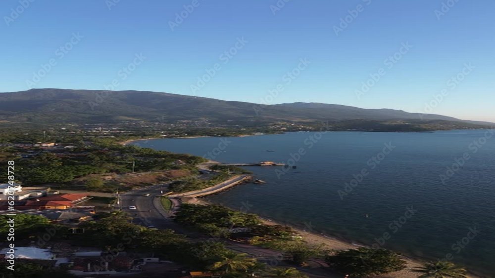 vista aérea de Ilhabela mostrando a cidade, mar e montanhas ao fundo