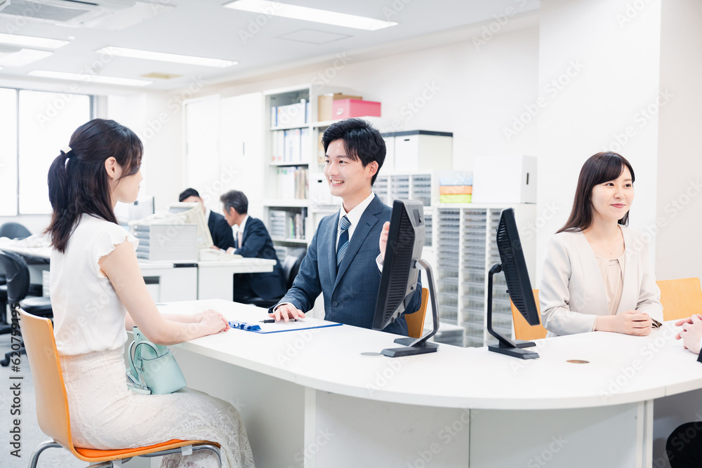窓口で対応をするスタッフ 窓口で対応をするスタッフ