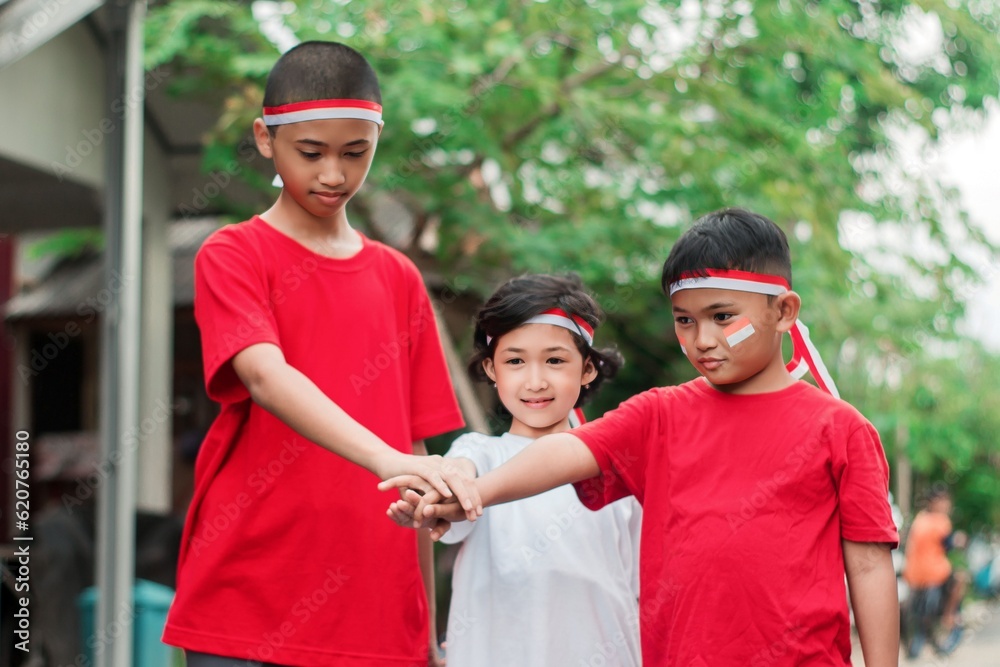 Naklejka premium Indonesian kids boy and girl celebrate independence day at outdoor