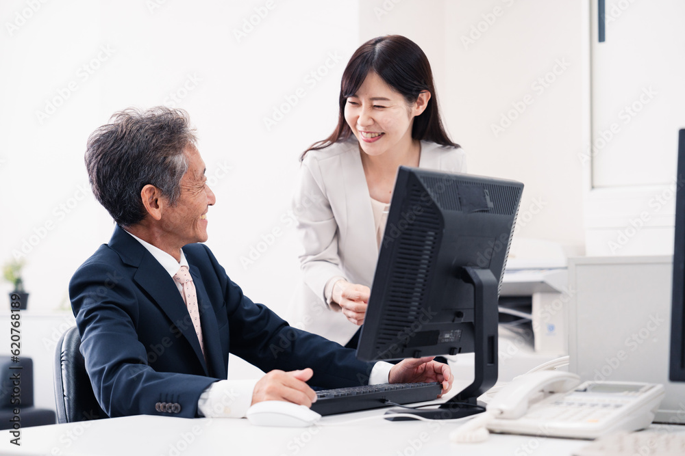 Fototapeta premium 上司に仕事の相談をする女性部下