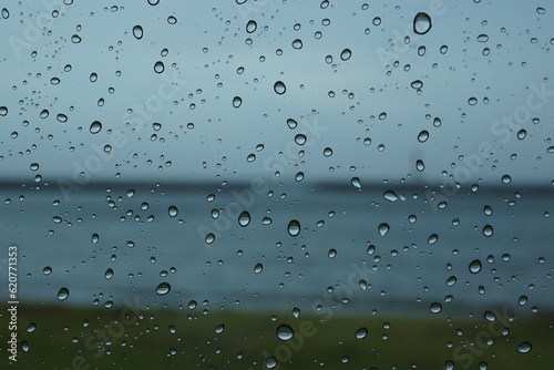 雨粒　ガラス越しの水滴　窓と雨　窓を伝う雫　雨