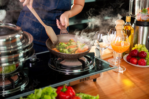 Fotografie asian woman cooking at kitchen her beautiful parents cooking together in kitchen