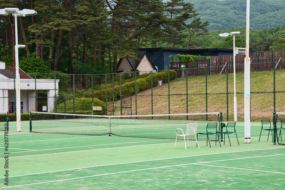さわやかな高原のリゾートにあるテニスコート